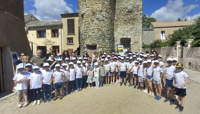 Les enfants de l'école de Santa-Maria-di-Lota, réunis devant la Tour de Miomo pour inaugurer l'un des trois cendriers pédagogiques installés sur la commune, vendredi 24 mai 2024.