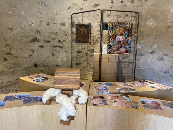 Une exposition d'oeuvres créées à partir de matériaux recyclés a été installée dans la Tour de Miomo, vendredi 24 mai 2024.