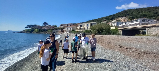 Les élèves de l'école de Santa-Maria-di-Lota ramassent les déchets et les mégots sur la plage, vendredi 24 mai 2024.