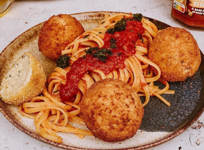 A table : boulettes de brocciu et spaghetti en sauce tomate avec #lapetitecuisinedemarie