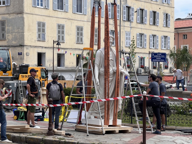 Installation de la copie de la statue mardi 11 juin dans l'après-midi.