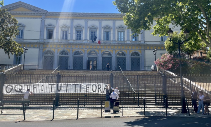 Les militants de Mossa Palatina ont déployé une banderole "OQTF : TUTTI FORA" sur les grilles du Palais de Justice de Bastia, ce lundi 17 juin 2024.