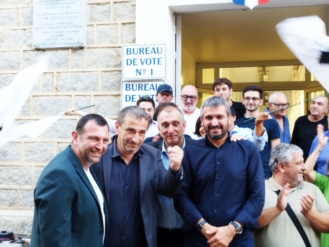 Paul-André Colombani serre le poing après sa victoire, congratulé par Jean-Charles Orsucci, Jean-Christophe Angelini et Nicolas Cucchi, les maires de Bonifacio, Porto-Vecchio et Zonza.