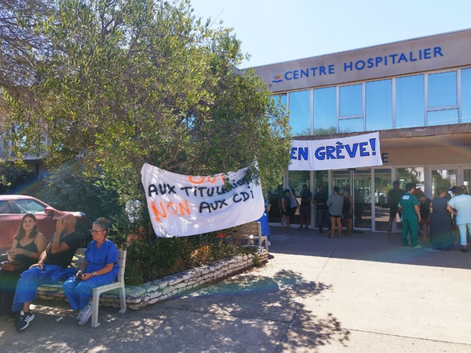 Mardi matin, à l'entrée de l'hôpital de Bonifacio, une trentaine d'agents sont venus soutenir le mouvement de grève.