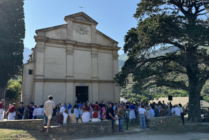 Une centaine de personne est venue assister à la cérémonie religieuse pour accueillir la Madone de Brando, mardi 16 juillet 2024.