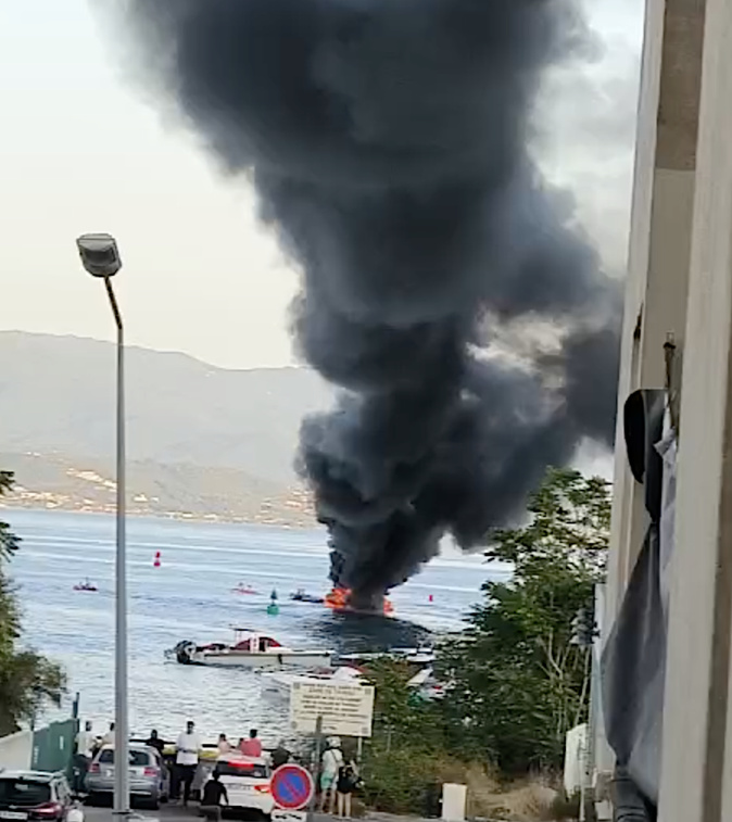 EN IMAGES - Bateaux en feu dans le golfe d'Ajaccio