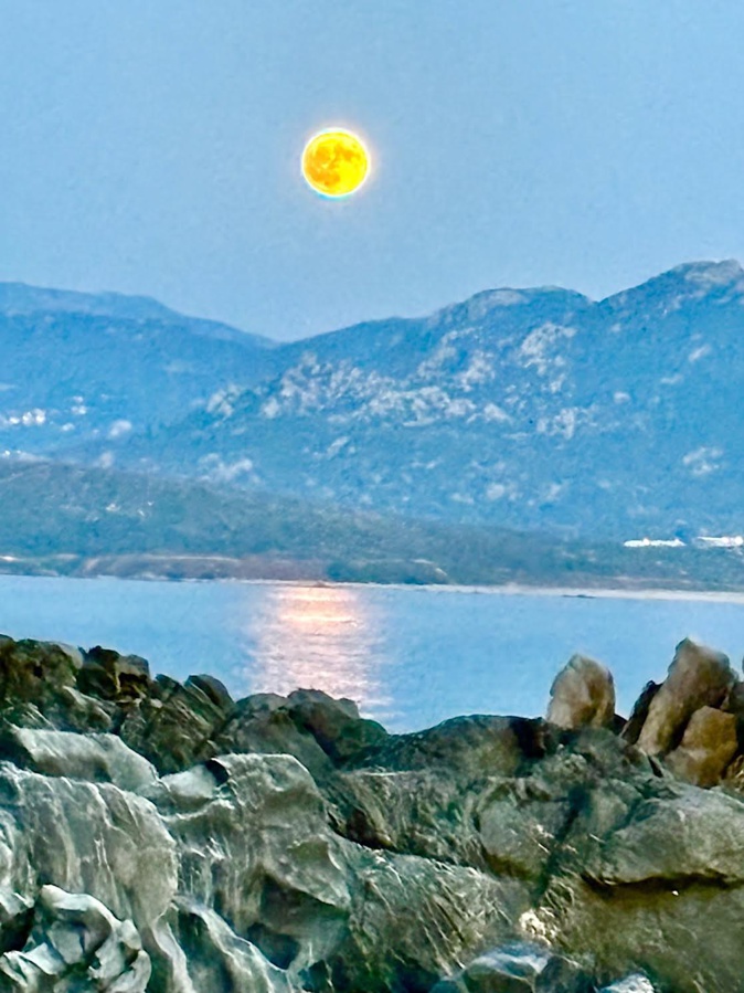 La photo du jour : lever de lune sur le golfe du Valincu