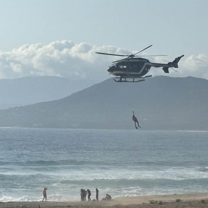 Le dispositif de secours comprenait le patrouilleur 7-012 « Valinco », deux nageurs sauveteurs de la station SNSM de Propriano, l'hélicoptère Choucas avec une équipe de plongeurs du SDIS 2A à bord, et une patrouille du Centre d’opérations et de renseignement de la gendarmerie nationale (CORG) 2A pour sécuriser la plage. Crédit photo : Les Sauveteurs en Mer - Centre SNSM Propriano