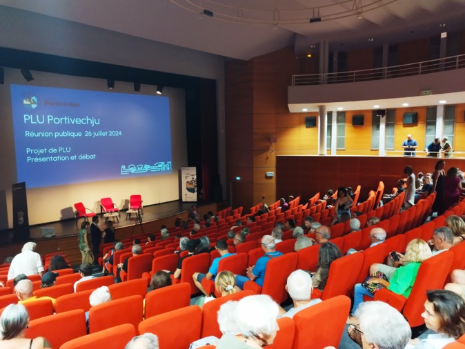 Plus de 200 personnes sont venues assister à cette présentation.