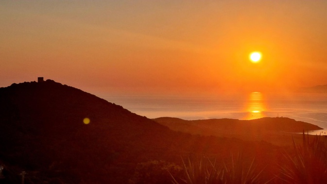 Lever de soleil sur Rogliano (Stéphanie M)