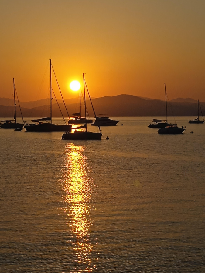 Lever de soleil sur la mer de l'Ile-Rousse (Josée Massiani)