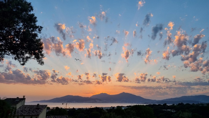 Des nuages comme pulverisés par la montagne au-dessus du golfe d'Ajaccio.(Evelyne Ringenbach)