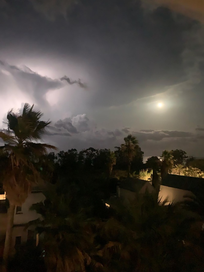 « La lune sur les éclairs et la mer au large d’Alistro (Jade Courtial)