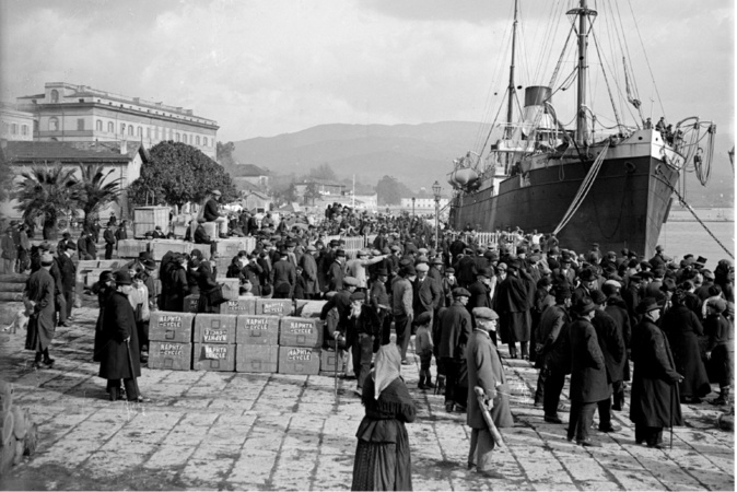 L’arrivée sur le port d’Ajaccio du paquebot « Le Balkan » avec sa cargaison de réfugiés serbes et de caisses de carburant.