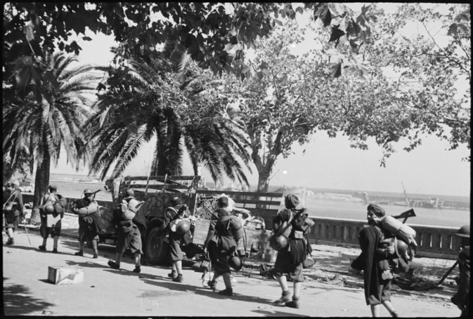 Une colonne de Tabors du 2ème GTM progresse vers le port de Bastia à la fin de l’opération « Vésuve » menée pour la libération de la Corse. Crédit photo FONDATION CHARLES DE GAULLE