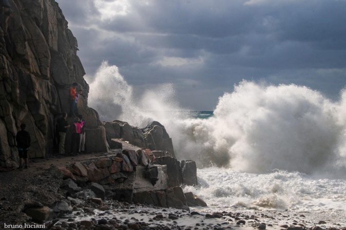 Sur la plage de Porto pendant la tempête (Bruno Luciani)