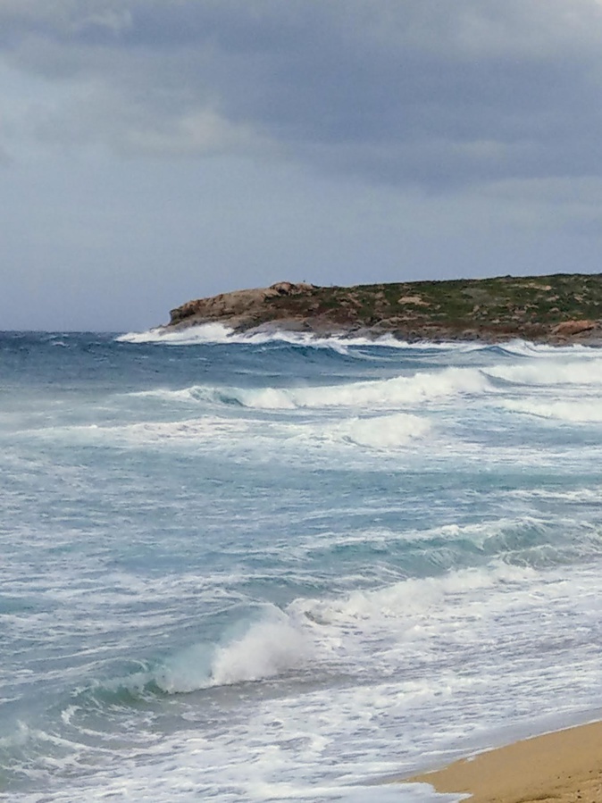 À Algajola, le vent a changé la plage...ses couleurs d'été et son calme