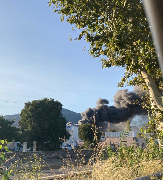 Un hangar de 1 000 m2 en feu sur la route d'Ortale de Biguglia