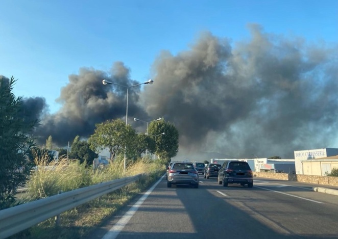 Un hangar de 1 000 m2 en feu sur la route d'Ortale de Biguglia