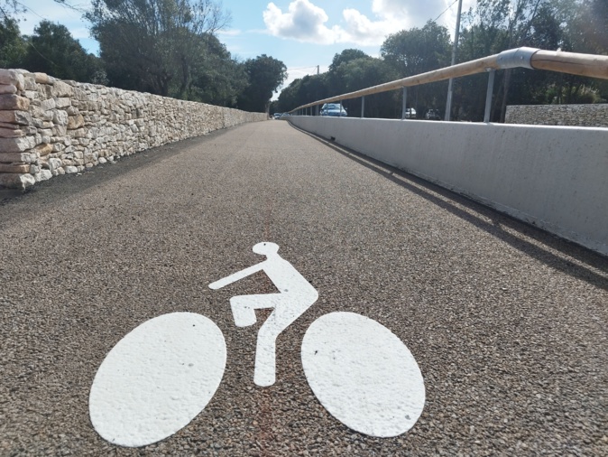 L'une des rares pistes réservées aux vélos dans l'Extrême-Sud, à Bonifacio.