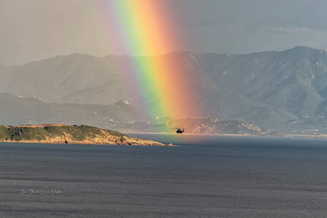 La photo du jour : à Cargese, un hélico dans l’arc-en-ciel