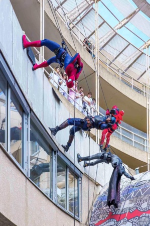 Des super-héros au grand cœur offrent un spectacle grandiose aux enfants malades de l'hôpital d'Ajaccio