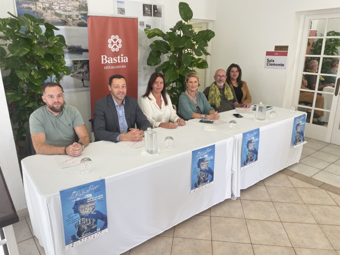 Carole et Thierry Pistorozzi (4e et 5e en partant de la gauche) ont présenté l'édition 2024 du Relais Rose aux côtés de Philippe Poulain, Christophe Arnould, Françoise Filippi et Deborah Casanova.