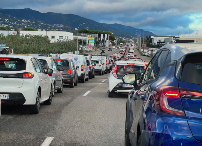 Blocage en cours des ports et aéroports de Corse : tensions autour de la gestion des infrastructures