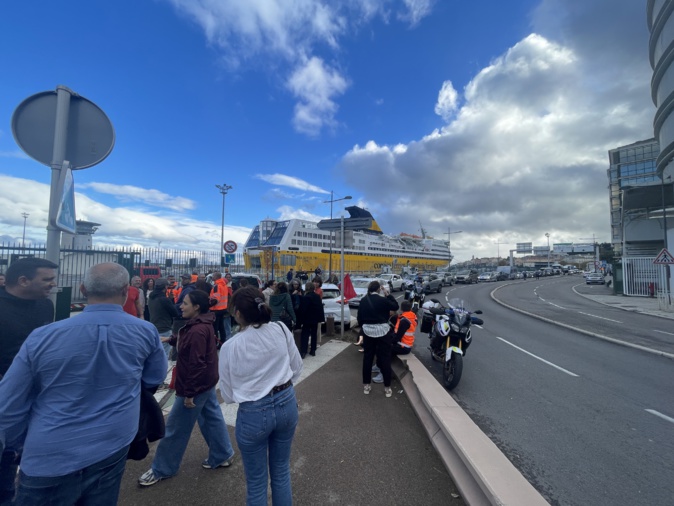 Comme partout en Corse, l'accès au port de Toga à Bastia est bloqué par les grévistes de la CCI.