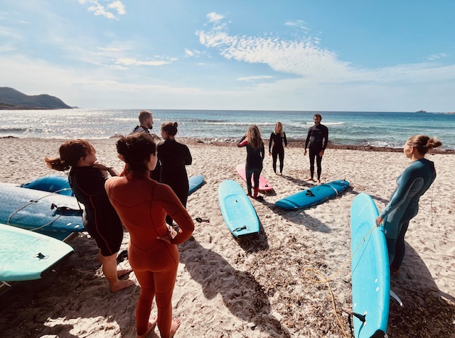 Une session de surf thérapie s'est déroulée ce mardi après-midi à Capo di Feno dans le cadre des SISM 2024.