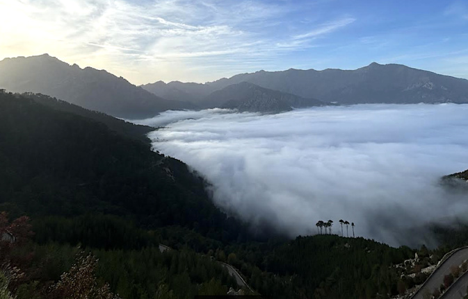 Mer de nuages entre le monte d’Oru et le monte Rotondu qui lui fait face (Christelle Galea)