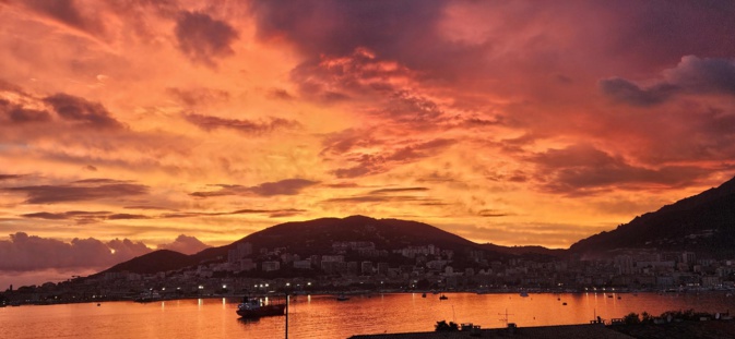 Coucher de soleil sur Ajaccio. Crédit photo Sylvie Michel