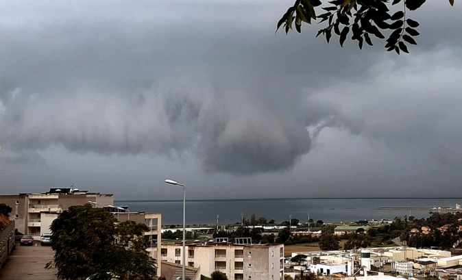 La Corse en vigilance jaune pluie-inondation et orages, un arcus observé dans le golfe d'Ajaccio