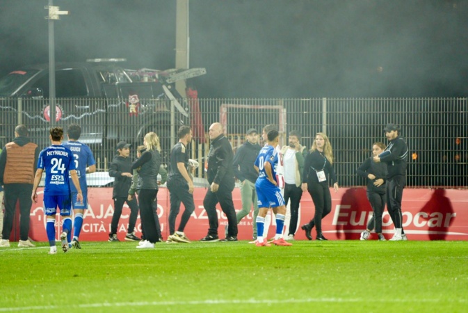 Des supporters des deux camps se sont retrouvés sur la pelouse pour échapper aux bagarres en tribune (photos Paule Santoni).