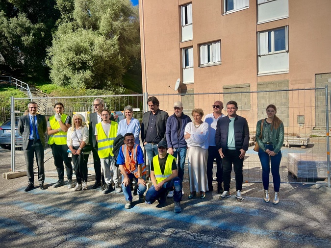 Les acteurs du programme de déqualification de la Cité des Monts, des Lacs et des Arbres ce lundi 4 novembre 2024 devant le bâtiment 36A.