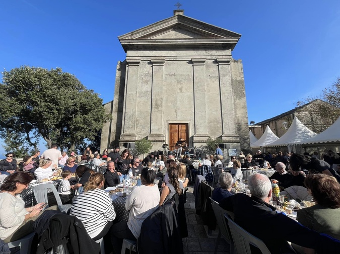 Una bella ghjurnata di festa e di spartera devant l'église de San Martinu (Commune de San Martino)