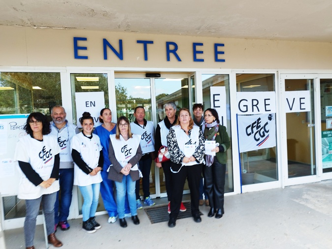 Les cadres grévistes, mardi matin devant l'entrée de l'hôpital de Bonifacio.