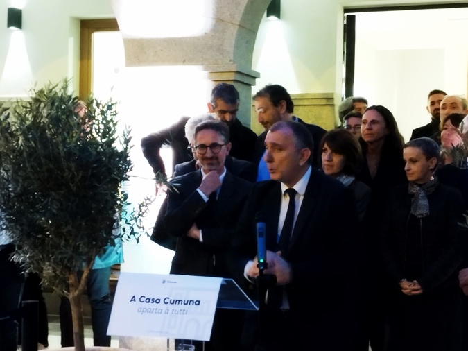 Le maire Jean-Christophe inaugure sa nouvelle casa cumuna, sous le regard du nouveau préfet, Jérôme Filippini.