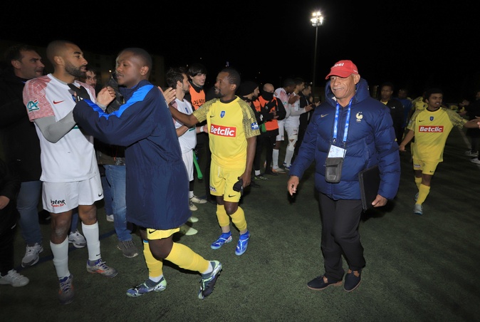 Joueurs et dirigeants ont fait une haie d'honneur à la formation venue de Mayotte.