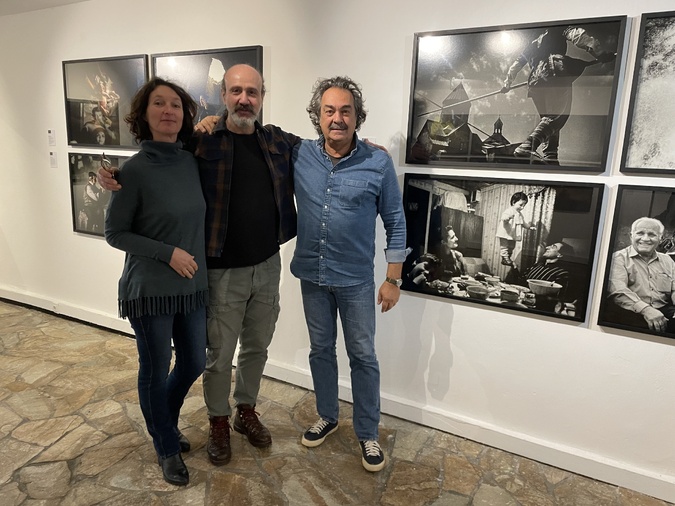 Valerie Rouyer (responsable des exposiitons au CMP), Antoine Agoudjian et Marcel Fortini (directeur du CMP).