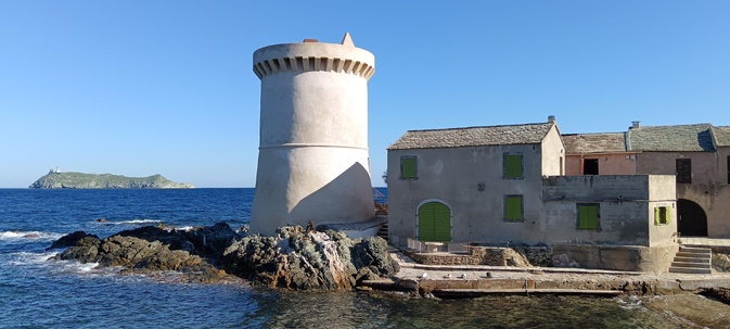 La photo du jour : la tour de Tollare haut lieu de mémoire cap corsin