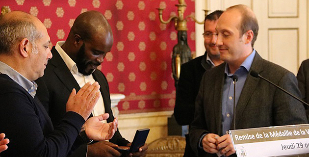  Un champion du monde de boxe dans les Salons Napoléoniens : La médaille de la ville à Jean-Marc Mormeck