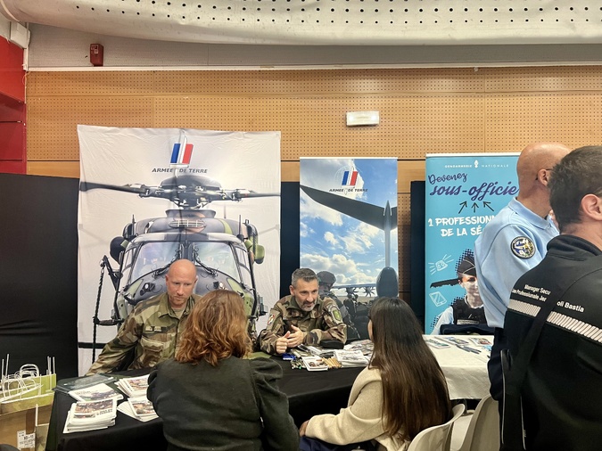 Stand de l'armée de terre à la Nuit de l'Orientation à Lupino, mardi 26 novembre 2024.