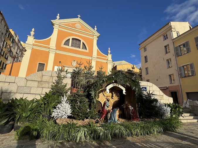 À la cathédrale d'Ajaccio, les petites mains s’activent pour préparer la visite du Pape