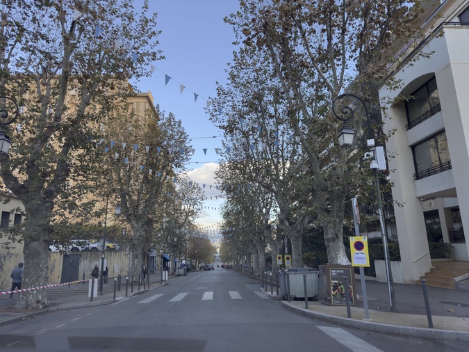 Comme de nombreuses rues ajacciennes, le cours Grandval a été complètement vidé des nombreuses voitures qui l'occupent habituellement