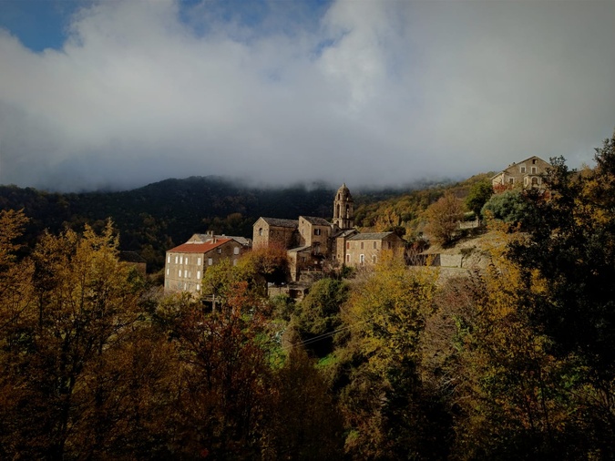 La photo du jour : Zuani sous le ciel encombré de la Pieve de la Serra