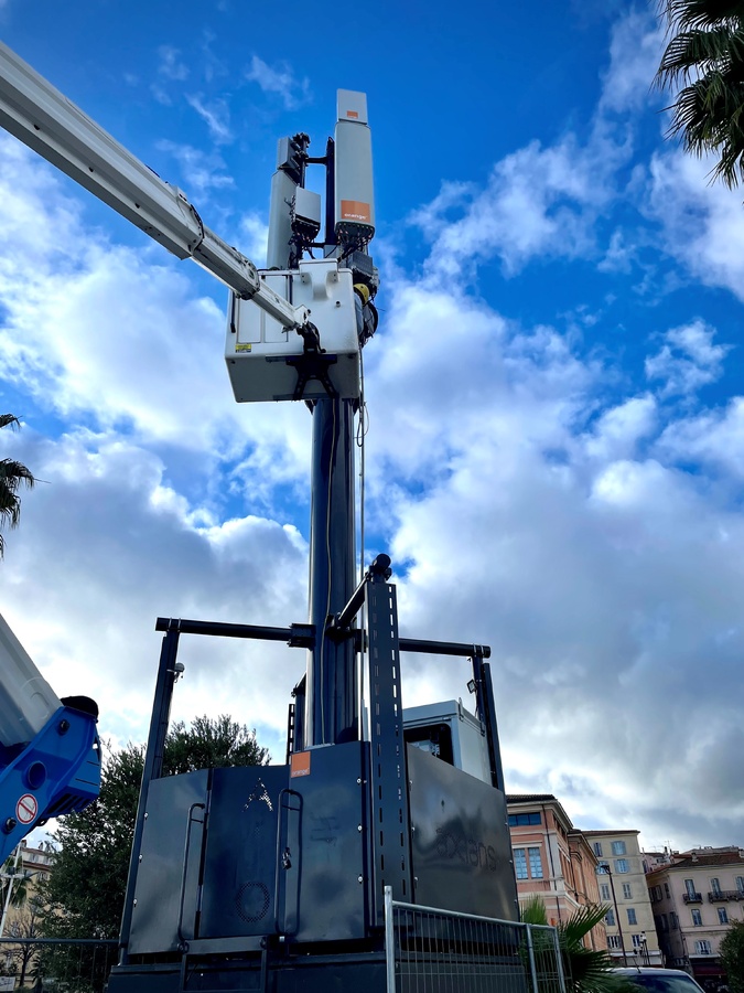 Installation d’une antenne temporaire au Palais des Congrès (crédits photos : Orange Corse)