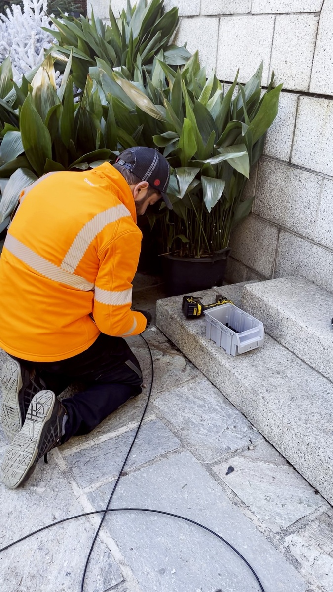 Un technicien d'Orange tire une fibre devant la Cathédrale