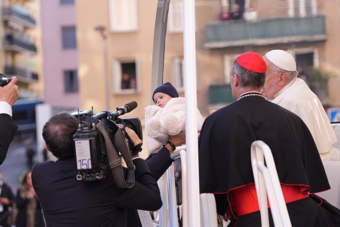 En direct : vivez la visite historique du Pape François en Corse