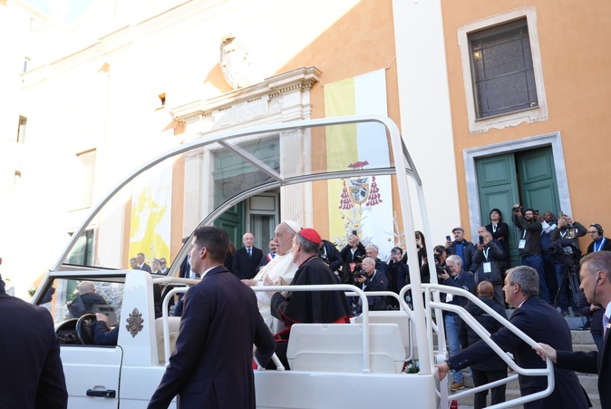 EN DIRECT : vivez la visite historique du Pape François en Corse